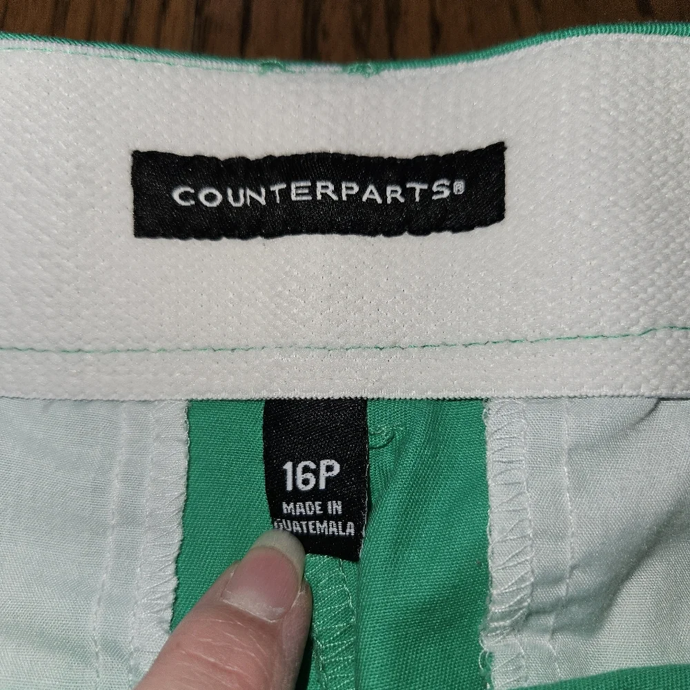 Counterparts 16 petite green capris. - Picture 4 of 9